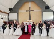 Kapolres Pegunungan Arfak Pimpin Nikah Massal 28 Pasangan Polisi di Manokwari